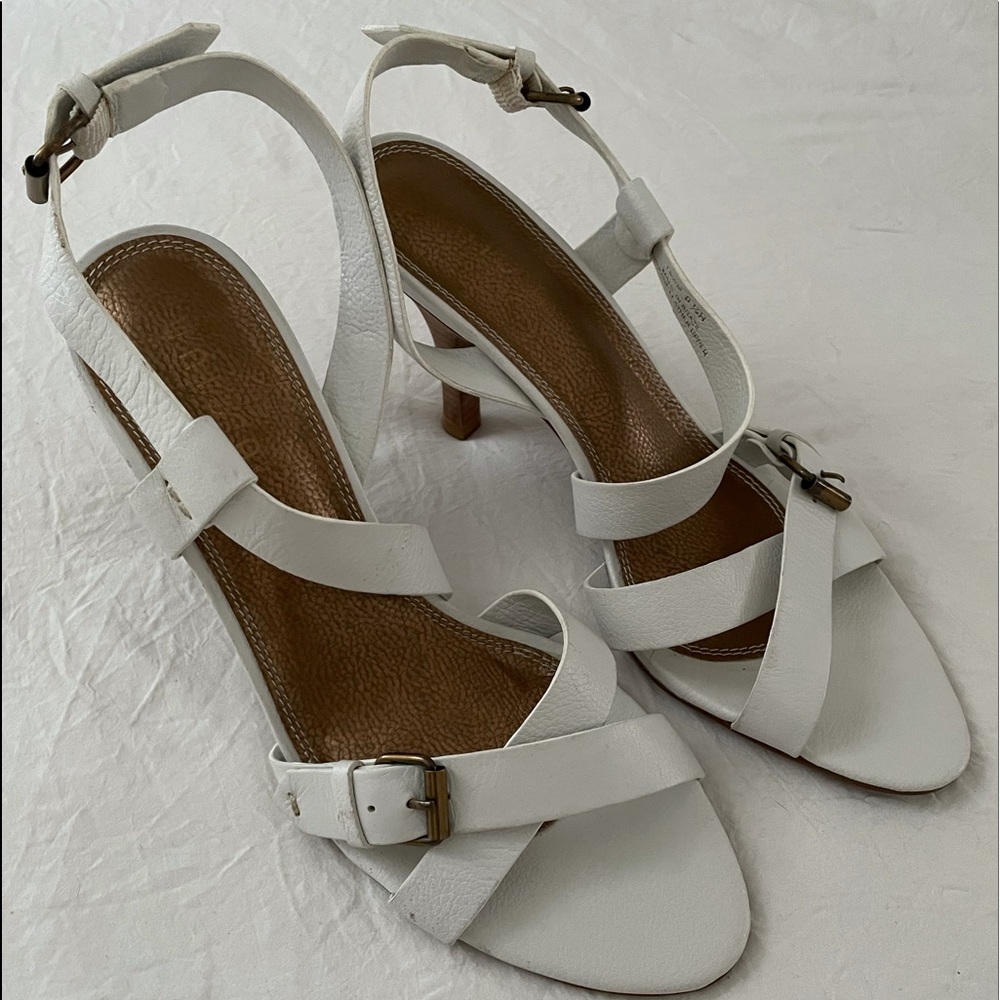 NWOT UNISA White Cross Strap Heeled Sandals.